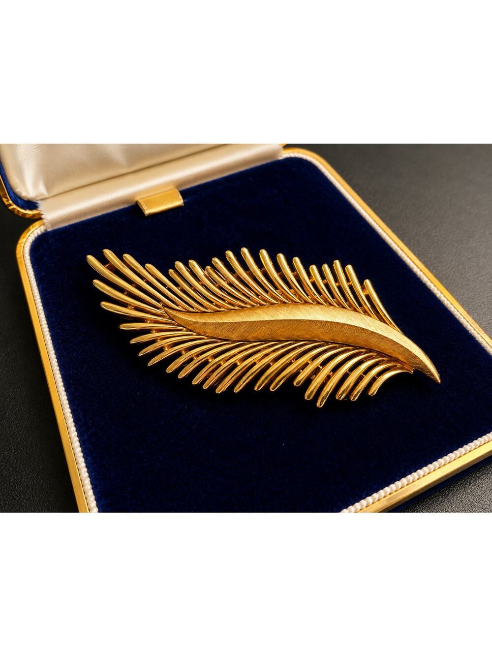 Vintage Signed Trifari Gold Tone Feather Leaf Brooch Pin Mid Century Modern